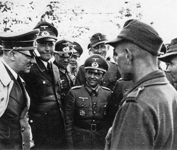 Whrend einer Inspektion von Felduniformen, 7. Juli 1944; links Hitler